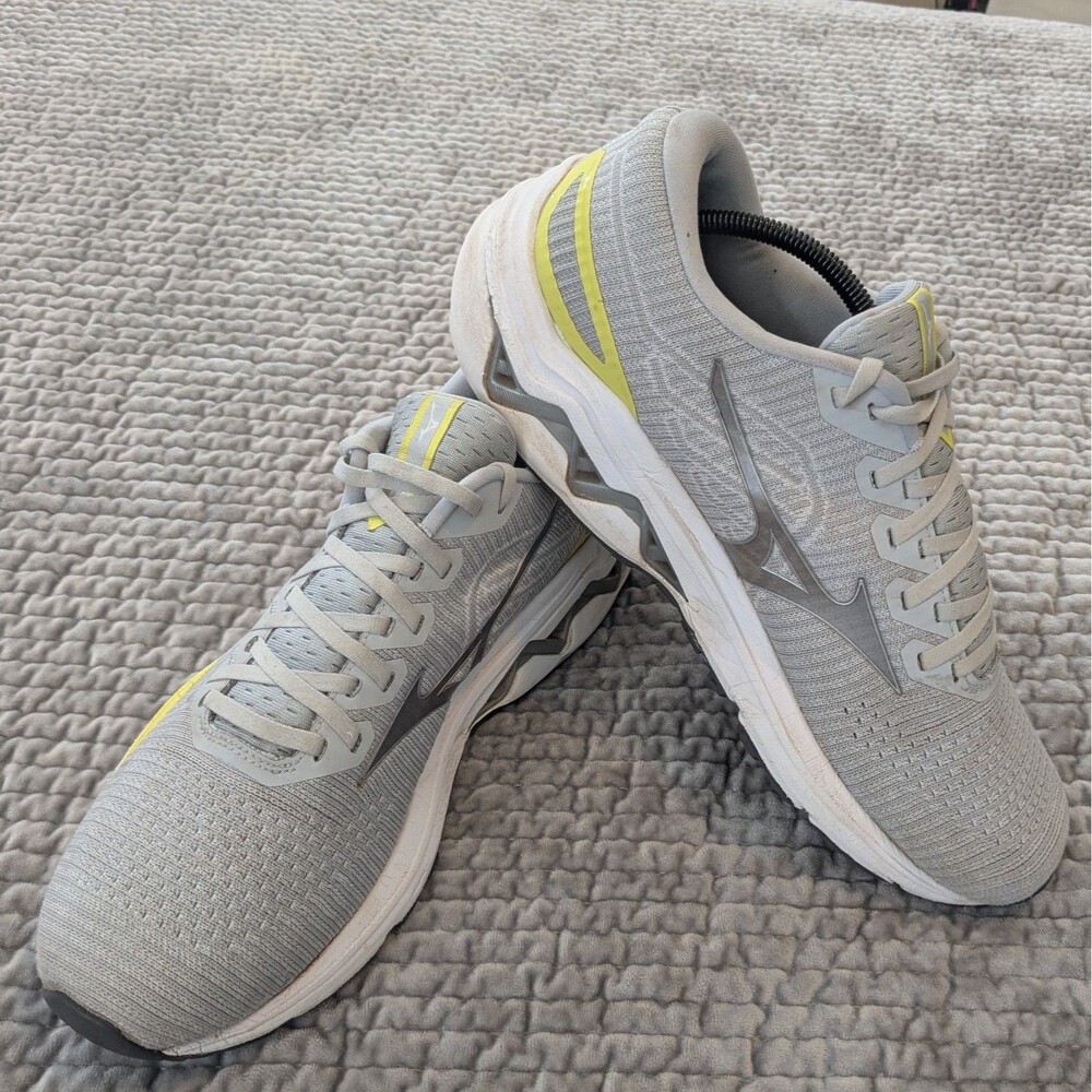 Mizuno Wave Inspire 18 Men's 11.5 Gray Yellow Running Shoes Sneakers J1GC221305